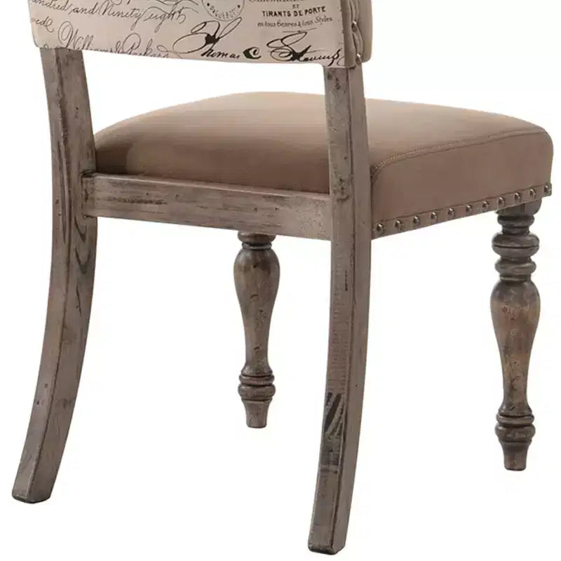 Sedia da pranzo Birmingham Script con stampa e finitura Driftwood con borchie, set da 2